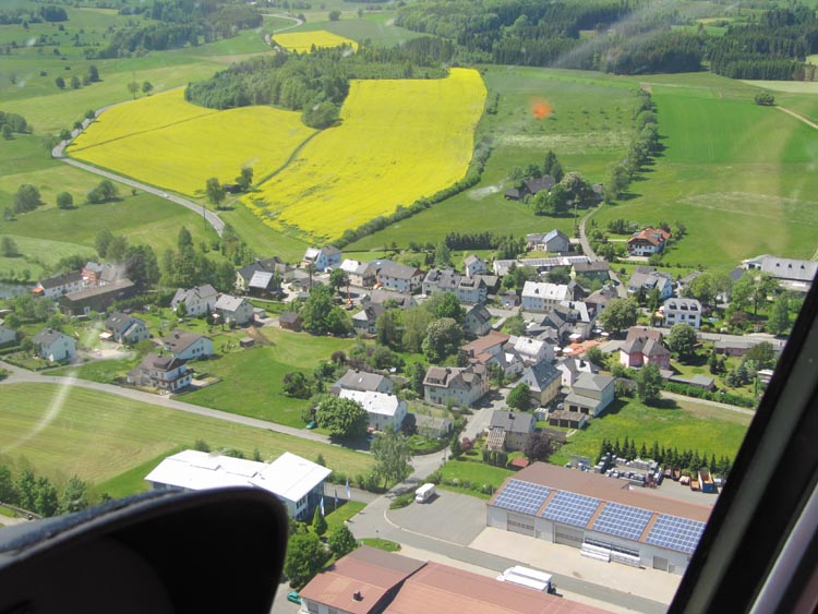 Luftbild von Bobengrün mit Rapsfeldern
